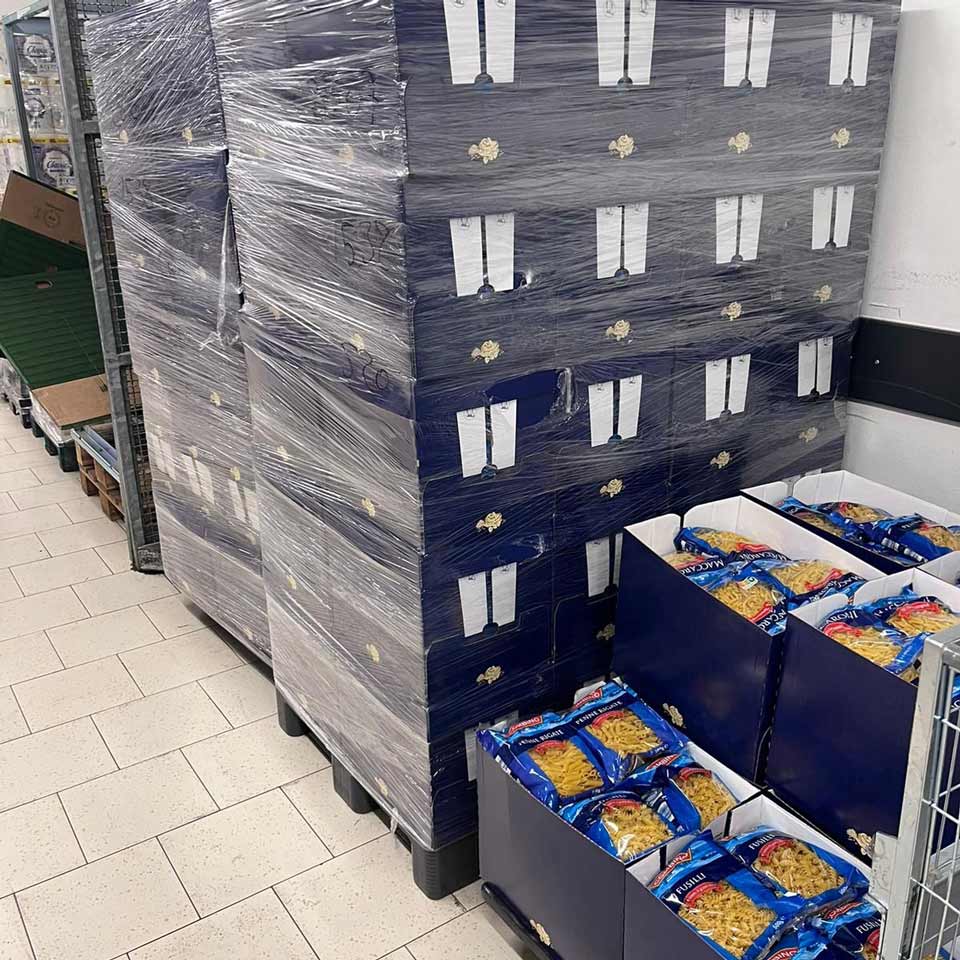 Lieferung von Lebensmitteln an dans Zentrallager der Münchner Tafel